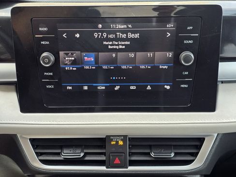 Used 2025 Volkswagen Taos SE image 13