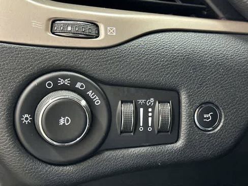 Used 2016 Jeep Cherokee Limited w/ Luxury Group FWD image 19