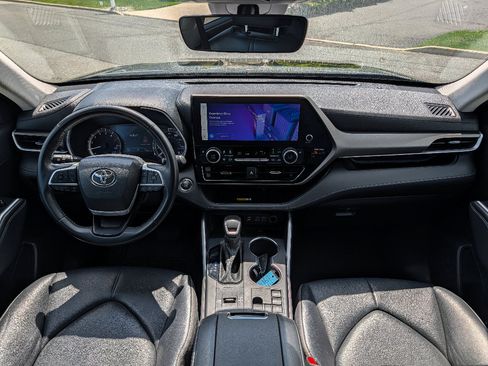 Used 2023 Toyota Highlander XLE image 27