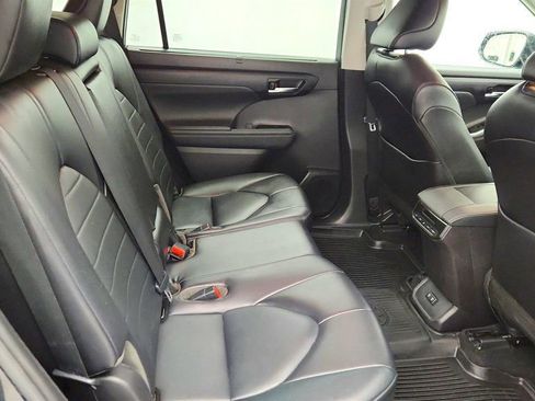 Used 2021 Toyota Highlander XLE image 24