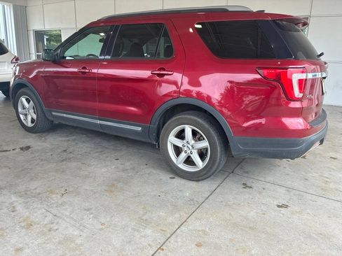 Used 2018 Ford Explorer XLT FWD image 2