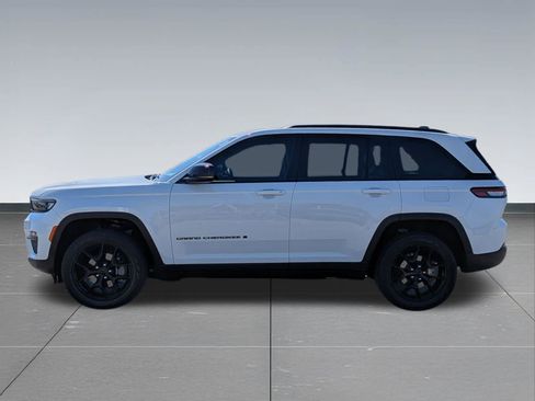 Used 2023 Jeep Grand Cherokee Limited w/ Black Appearance Package AWD/4WD image 2