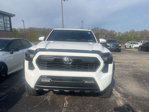 Used 2024 Toyota Tacoma TRD Off-Road w/ TRD Off Road Upgrade Package AWD/4WD image 4