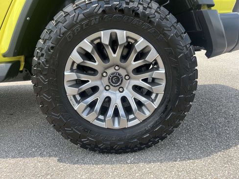 Used 2022 Jeep Wrangler Unlimited Sahara w/ Cold Weather Group AWD/4WD image 9