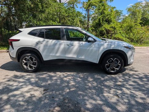 Used 2025 Chevrolet Trax LT FWD image 10
