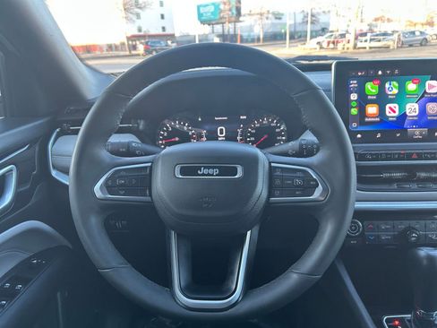 Used 2025 Jeep Compass Limited image 28