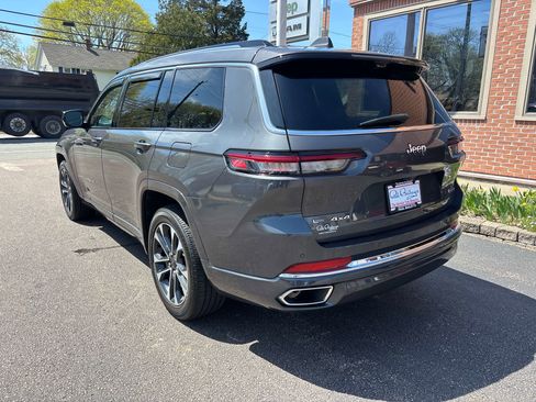 Used 2022 Jeep Grand Cherokee L Overland w/ Luxury Tech Group IV AWD/4WD image 4