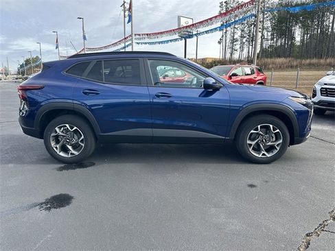 Certified 2024 Chevrolet Trax LT w/ LT Convenience Package image 9