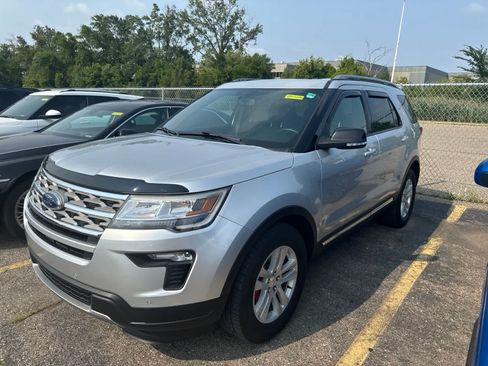 Used 2018 Ford Explorer XLT w/ Equipment Group 202A AWD/4WD image 22
