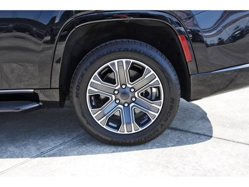 Used 2024 Jeep Wagoneer Series II AWD/4WD image 31