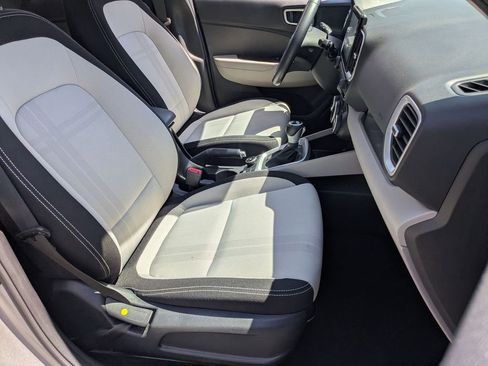 Used 2025 Hyundai Venue SEL FWD image 28