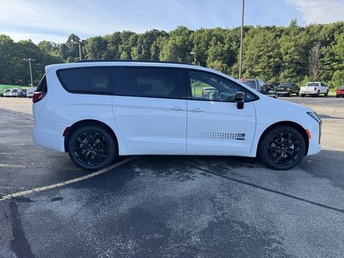 New 2027 Chrysler Pacifica Select AWD/4WD image 7