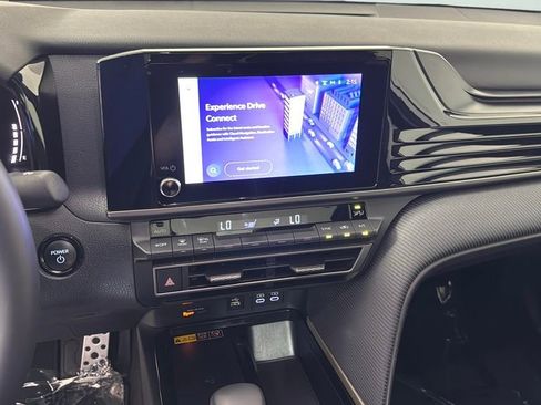 Used 2025 Toyota Camry SE w/ Convenience Package image 20