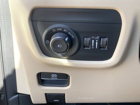 Used 2025 Jeep Grand Cherokee Limited AWD/4WD image 20