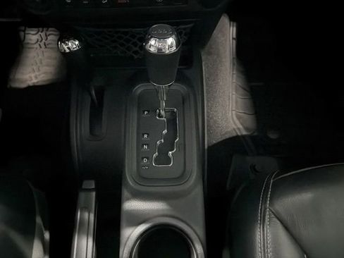 Used 2015 Jeep Wrangler Unlimited Rubicon w/ Connectivity Group AWD/4WD image 20