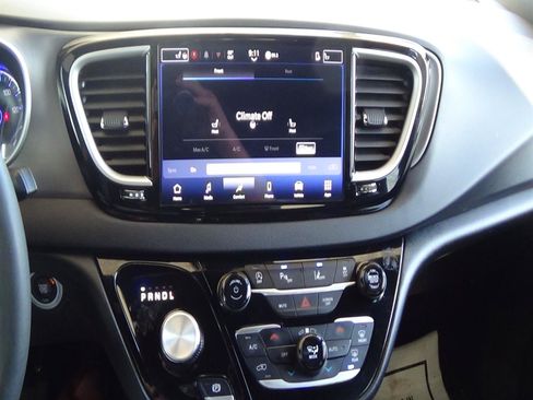 Certified 2025 Chrysler Pacifica Select FWD image 24