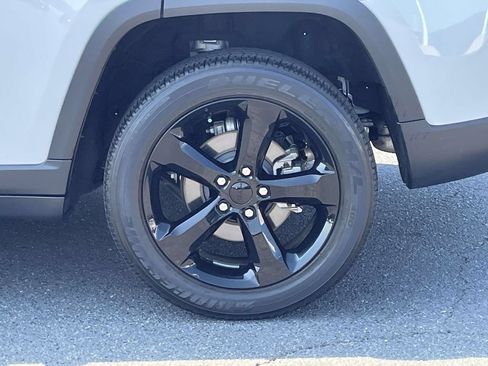 Used 2024 Jeep Grand Cherokee Altitude AWD/4WD image 13