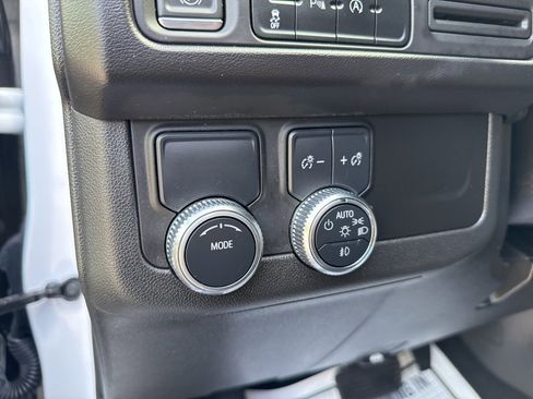 Used 2023 GMC Yukon SLT image 17