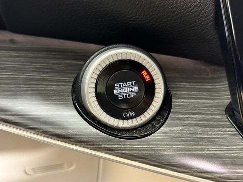 Used 2024 Jeep Wagoneer L Series II RWD image 27