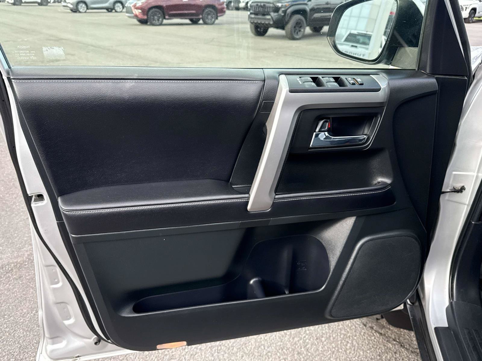 Used 2016 Toyota 4Runner SR5 AWD/4WD image 12