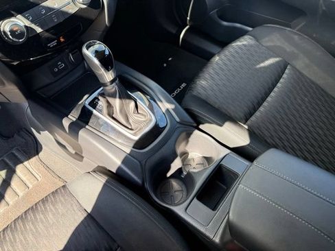 Used 2019 Nissan Rogue S AWD/4WD image 21