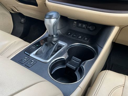 Used 2018 Toyota Highlander XLE image 16