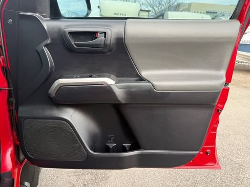 Used 2021 Toyota Tacoma SR5 AWD/4WD image 19