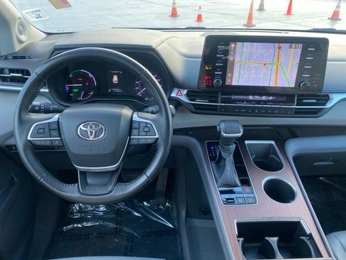 Used 2022 Toyota Sienna XLE image 11
