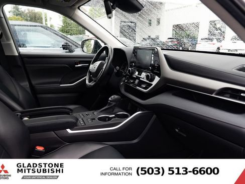 Used 2022 Toyota Highlander XLE AWD/4WD image 25