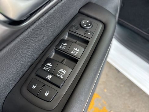 New 2026 Chrysler Pacifica Select FWD image 11