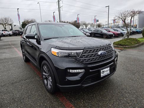 Used 2024 Ford Explorer XLT w/ Equipment Group 202A image 3