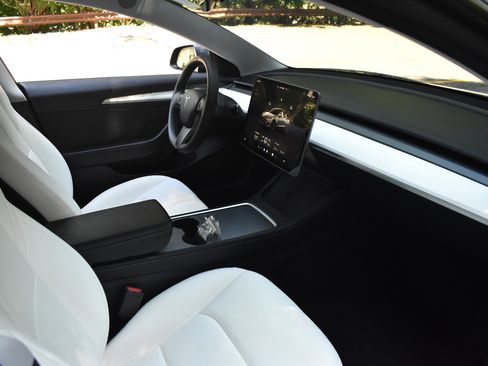 Used 2022 Tesla Model 3 Standard Range image 26
