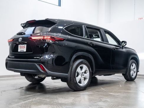 Certified 2025 Toyota Highlander LE AWD/4WD image 9