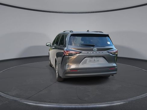 Used 2025 Toyota Sienna XLE FWD image 7