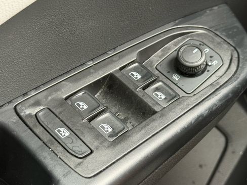 Used 2024 Volkswagen Taos SE FWD image 19