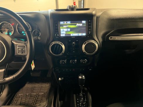 Used 2017 Jeep Wrangler Unlimited Sahara w/ Max Tow Package AWD/4WD image 15