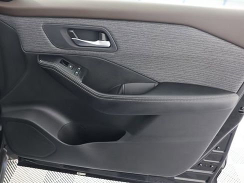 Used 2023 Nissan Rogue SV image 27