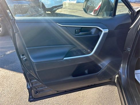 Used 2022 Toyota RAV4 LE image 9