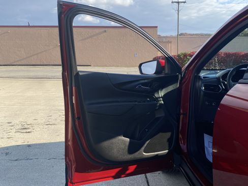 Used 2024 Chevrolet Equinox RS image 3