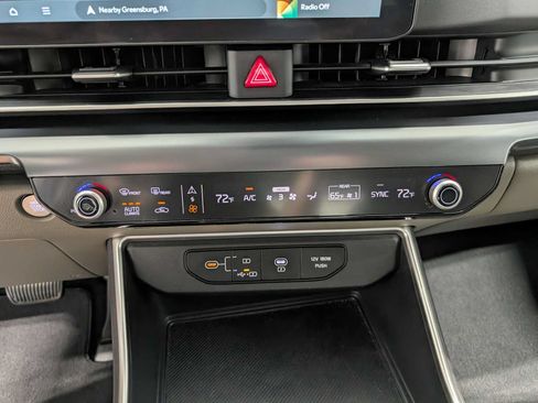 Used 2025 Kia Carnival FWD image 33