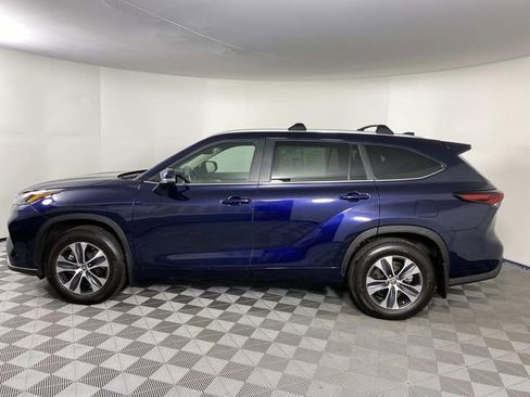 Used 2024 Toyota Highlander XLE AWD/4WD image 5