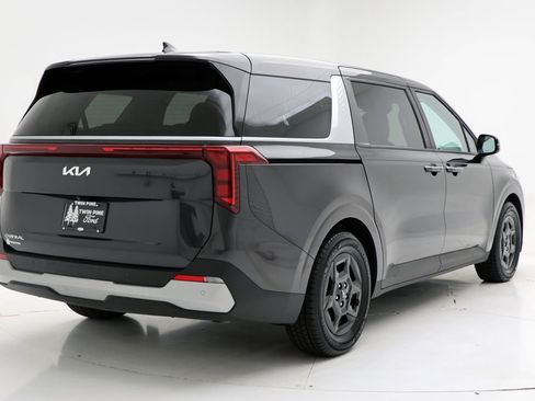 Used 2025 Kia Carnival FWD image 8