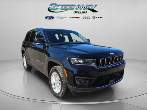 New 2025 Jeep Grand Cherokee Laredo image 2