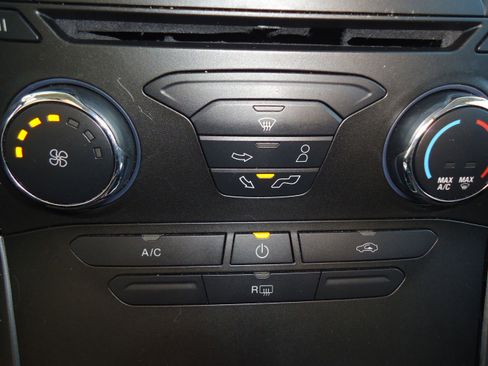 Used 2018 Ford Edge SE FWD image 17
