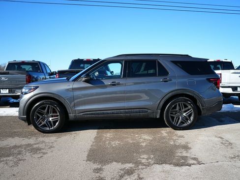Used 2025 Ford Explorer ST-Line w/ ST-Line Street Pack image 9