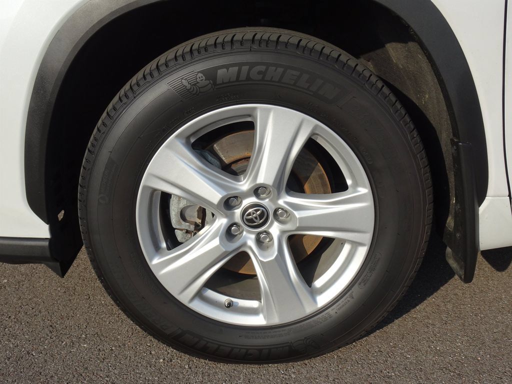 Used 2023 Toyota Highlander LE AWD/4WD image 26