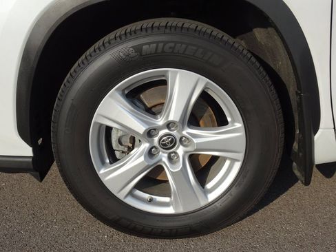 Used 2023 Toyota Highlander LE AWD/4WD image 26