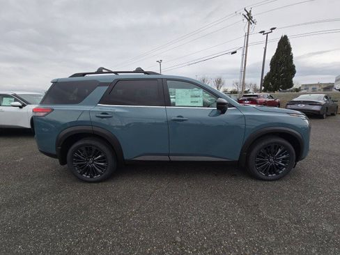 New 2026 Nissan Pathfinder SL image 2
