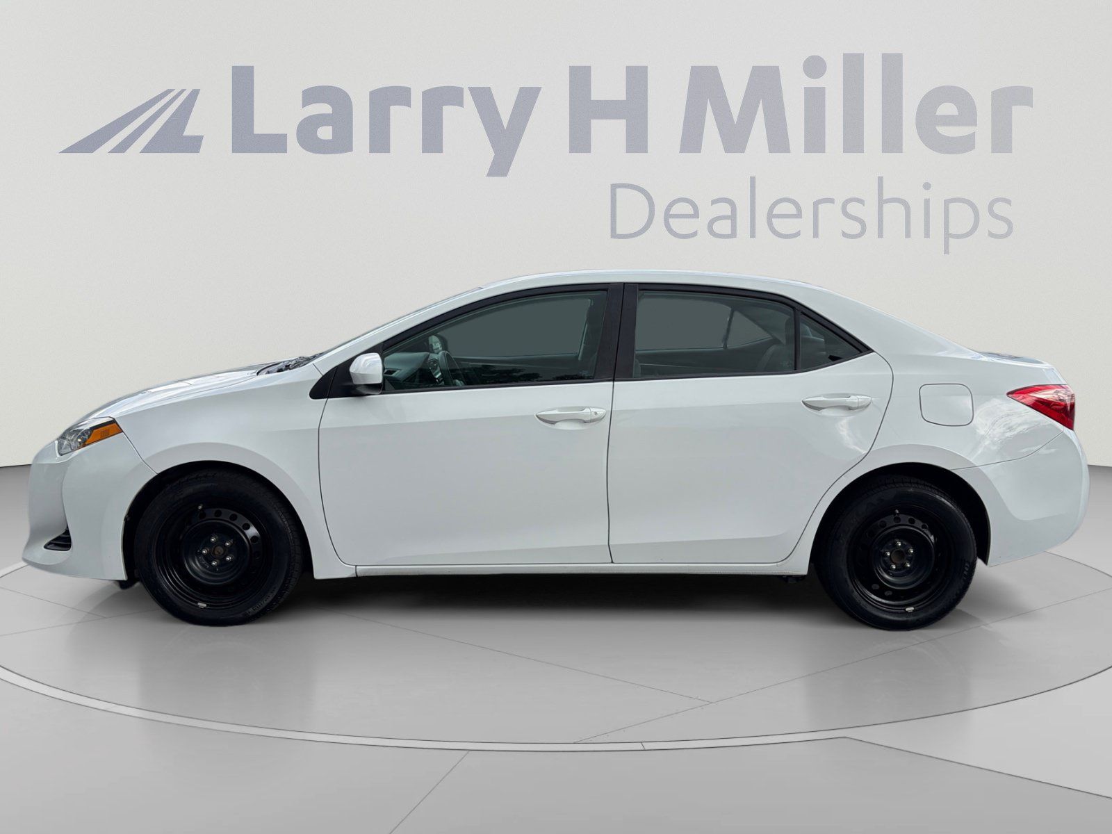 Used 2019 Toyota Corolla LE FWD image 2