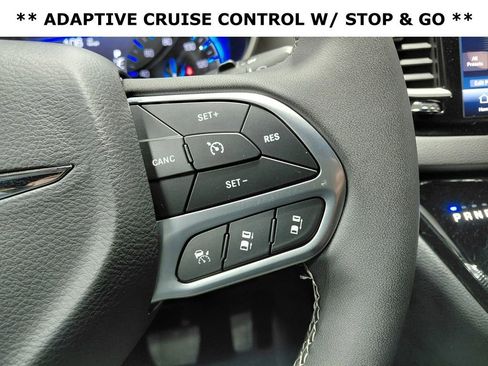 Certified 2025 Chrysler Pacifica Select image 5